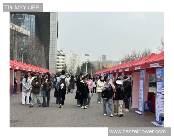 武汉江汉大学迎战大连球队全力以赴争取胜利的精彩对决